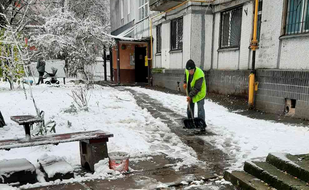 Почалась пора прибирання снігу