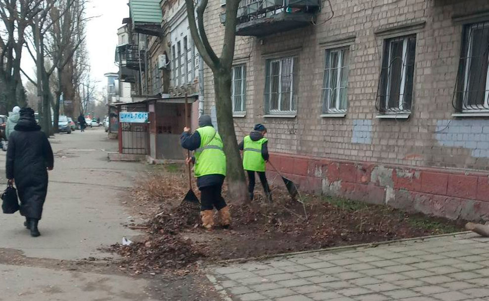 Після танення снігу, команда «Екології-Д» взялася за прибирання вулиць