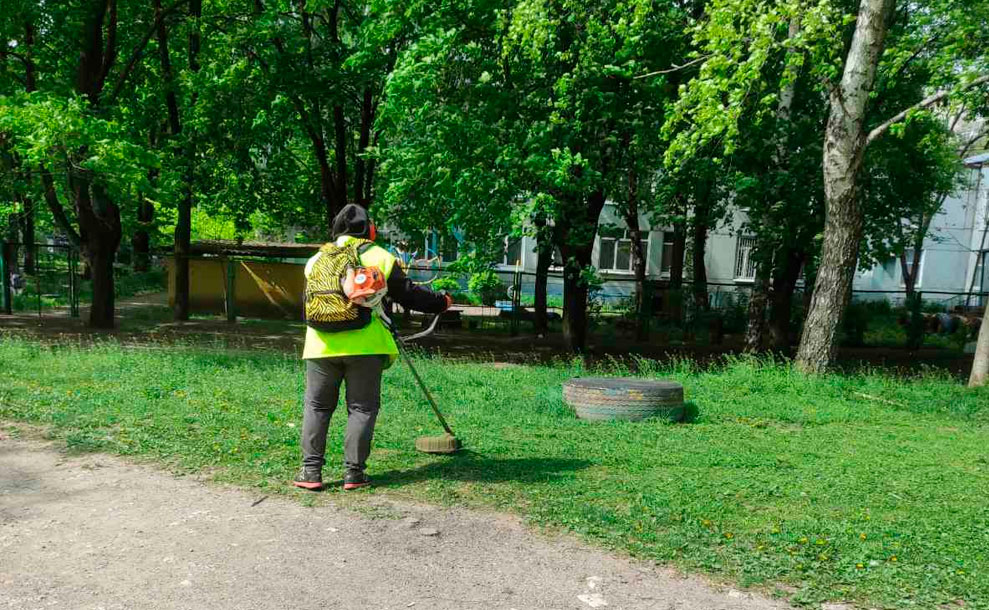 Весняна турбота: Покіс трави на вулицях міста