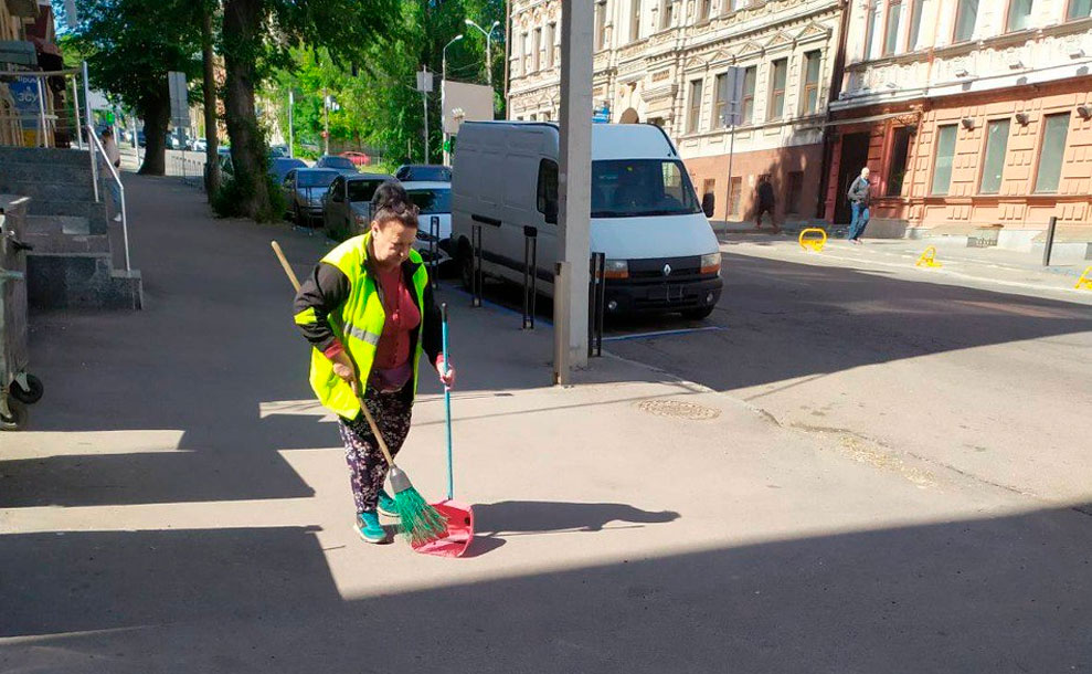 Працівники «Екології-Д» продовжують прибирання прибудинкової території