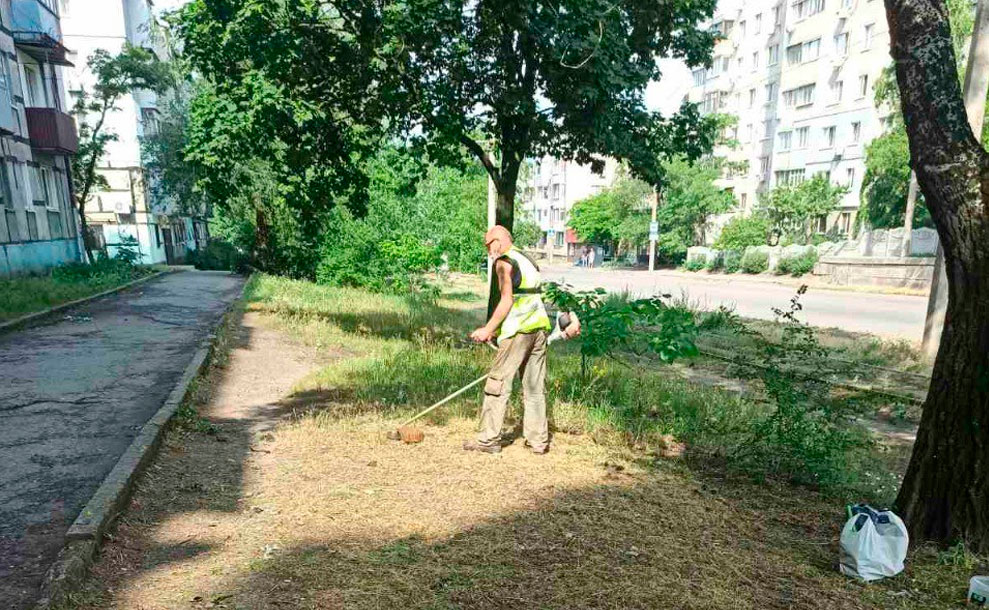 Незважаючи на похмуру погоду «Екологія-Д» продовжує покіс трави на вулицях міста