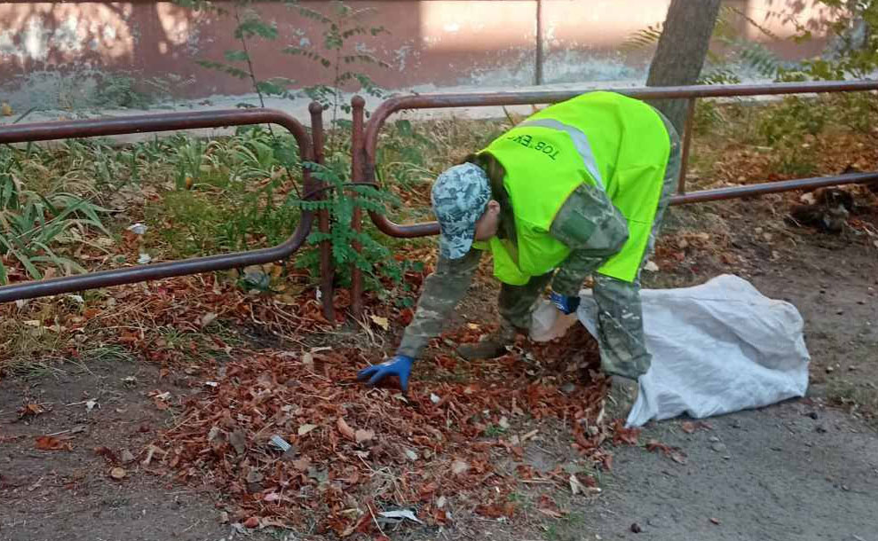 Прибирання осіннього листя: відповідальність за безпеку містян