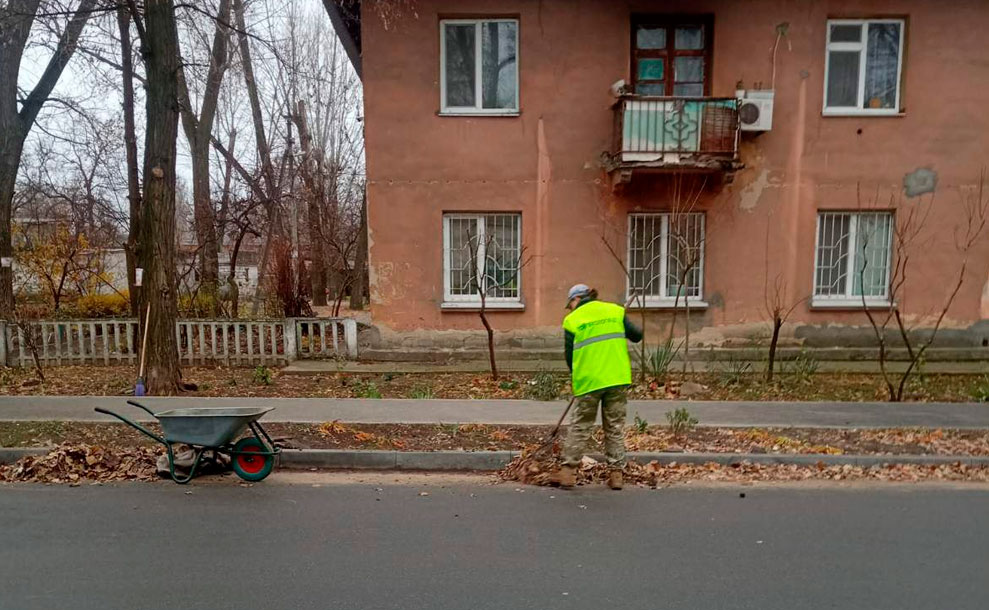 Чисті вулиці — комфорт для всіх: прибирання листя продовжується