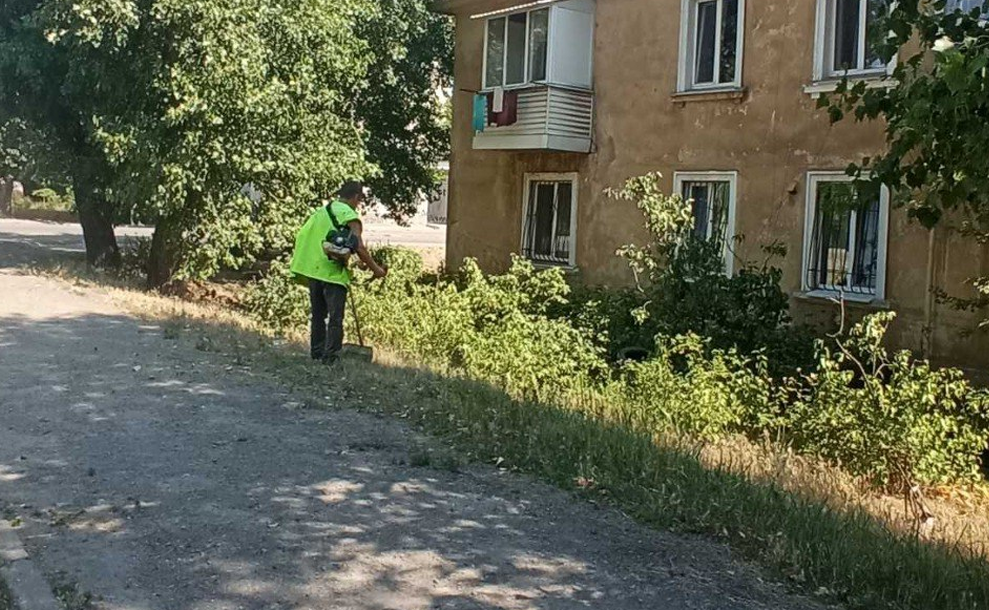 Щотижня фахівці ТОВ « ЕКОЛОГІЯ-Д»  звільняють місто від високої трави у різних кутках  Дніпра