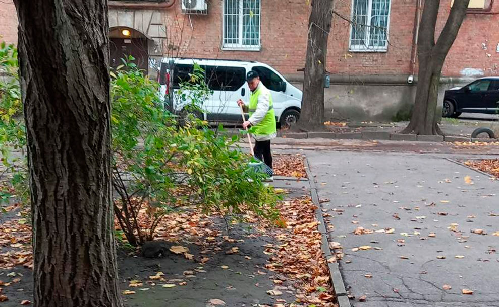 Прибирання опалого листя