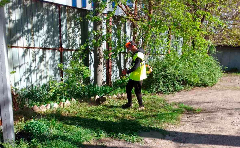 Весняна турбота: Покіс трави на вулицях міста