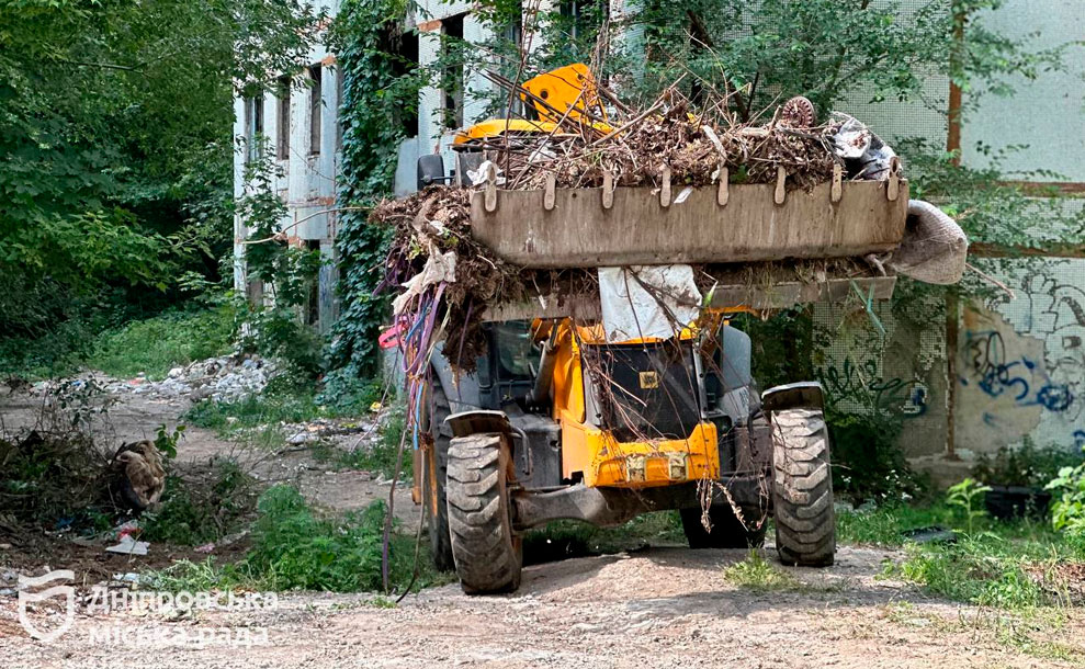 Дніпро продовжує ліквідовувати стихійні сміттєзвалища