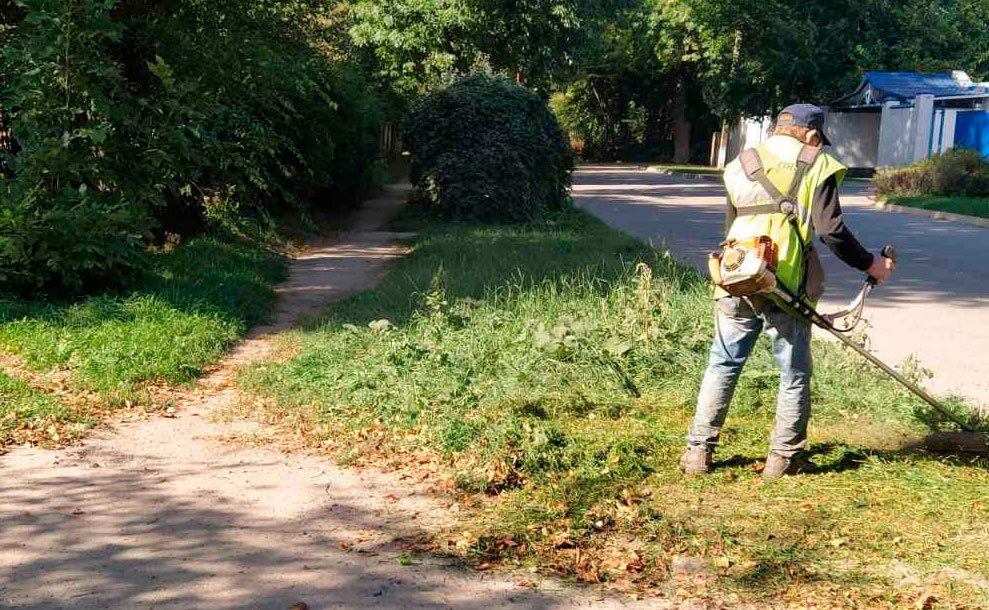 Незважаючи на похолодання, робітники « Екології-Д» продовжують приводити до ладу вулиці міста.