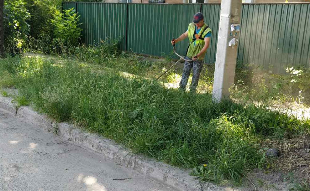 Трав'яні площі Дніпра регулярно скошують, щоб забезпечити громадську безпеку та доглянутість міста.