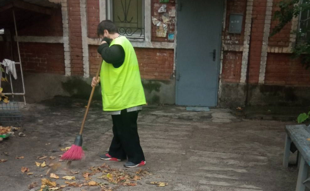 Прибирання осіннього листя: відповідальність за безпеку містян