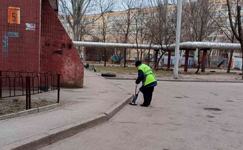 Після танення снігу, команда «Екології-Д» взялася за прибирання вулиць