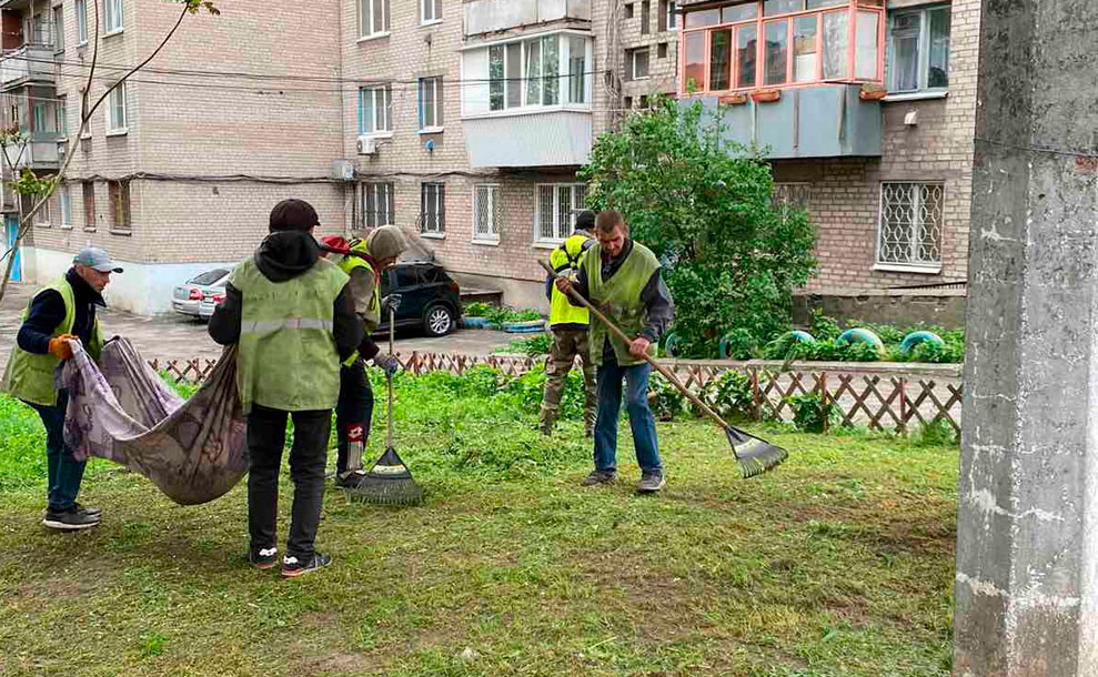 як робітники «Екології-Д» дбають про чистоту вулиць