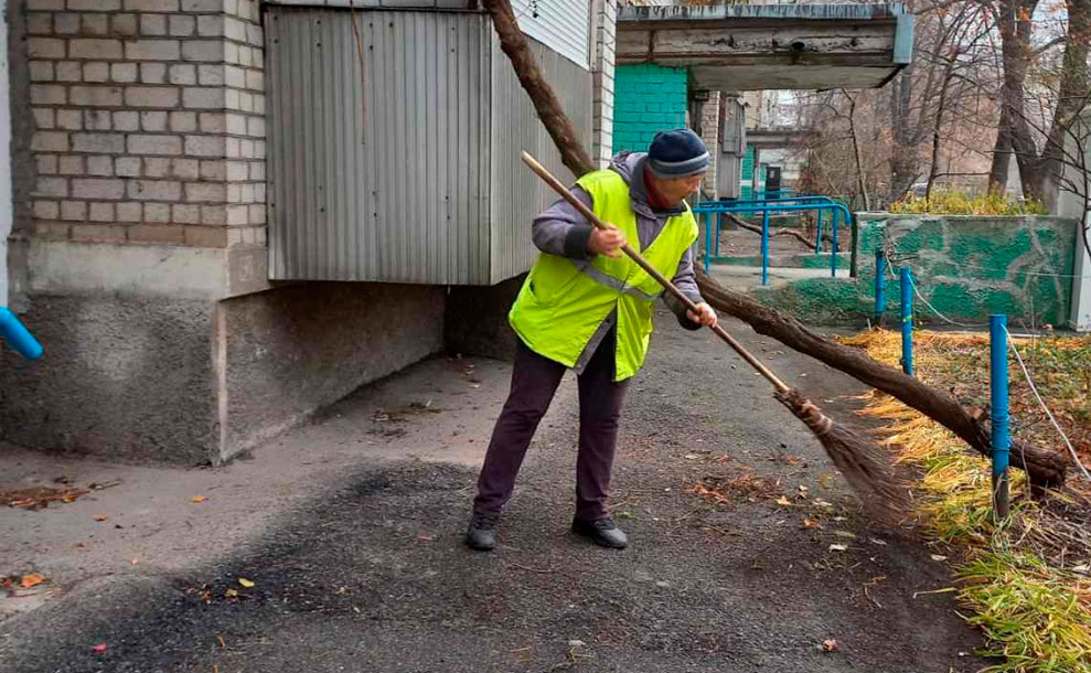 Чисті вулиці — комфорт для всіх: прибирання листя продовжується