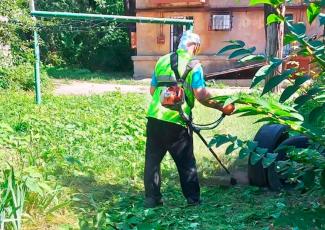 Догляд за травою на міських територіях продовжується