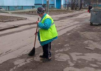 Після танення снігу, команда «Екології-Д» взялася за прибирання вулиць