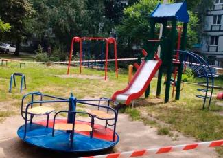 «Екологія-Д» оновила гойдалки та каруселі у дворах міста