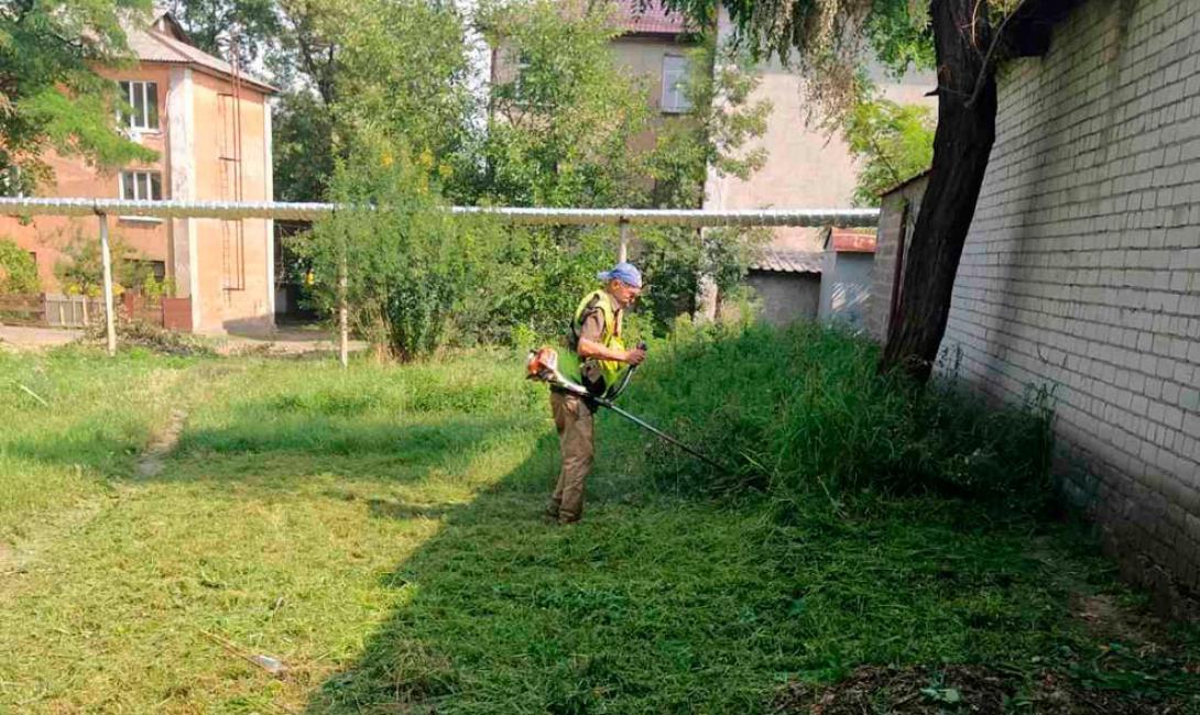 Для забезпечення охайного і впорядкованого вигляду міських територій співробітники « ЕКОЛОГІЇ-Д» скошують траву кожен день