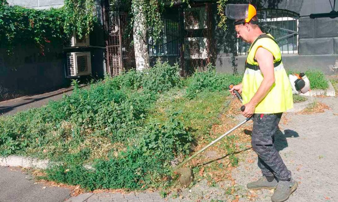 Незважаючи на спекотний серпень, працівники « Екології-Д» продовжують підтримувати охайний вигляд міста