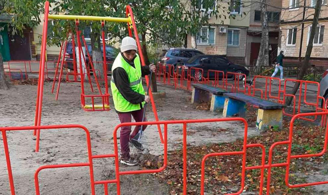 Прибирання опалого листя