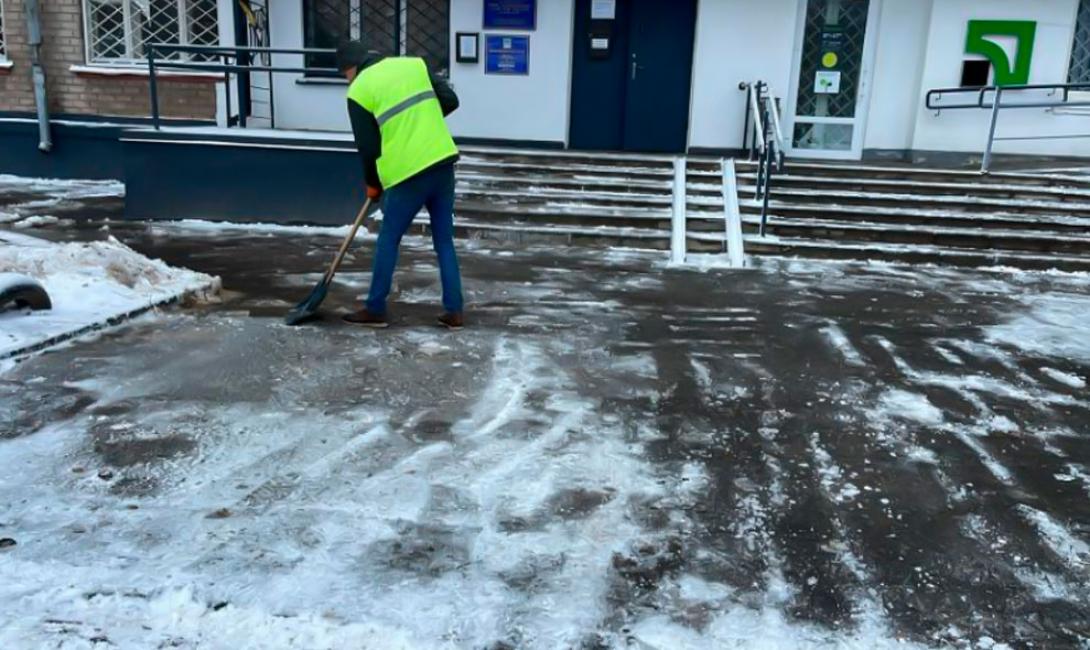 Прибирання снігу на тротуарах і вулицях