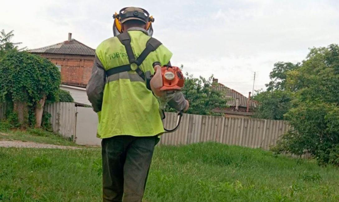 Незважаючи на похмуру погоду «Екологія-Д» продовжує покіс трави на вулицях міста