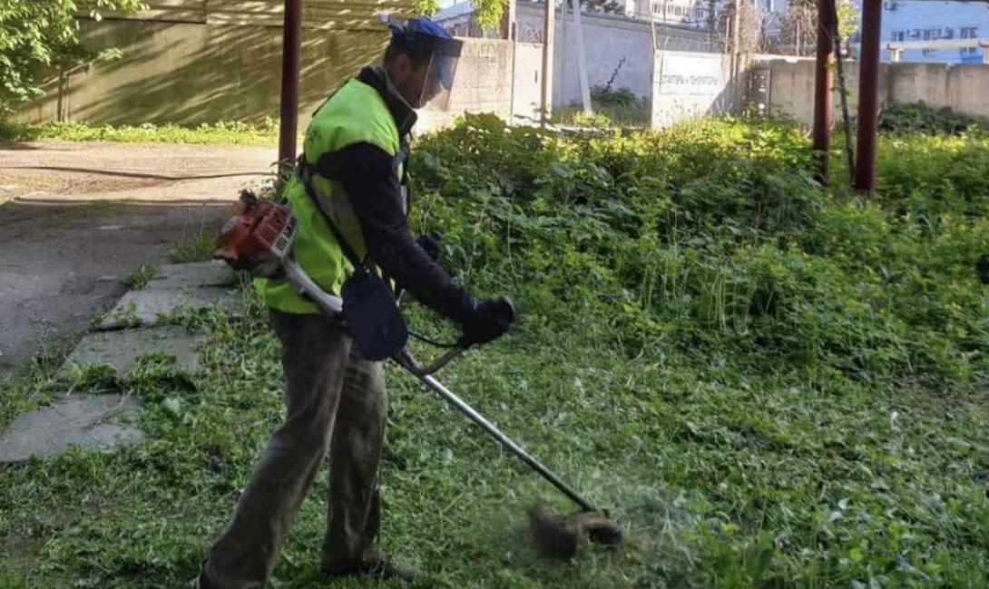 Боротьба з бур’янами триває: «Екологія-Д» на варті міста