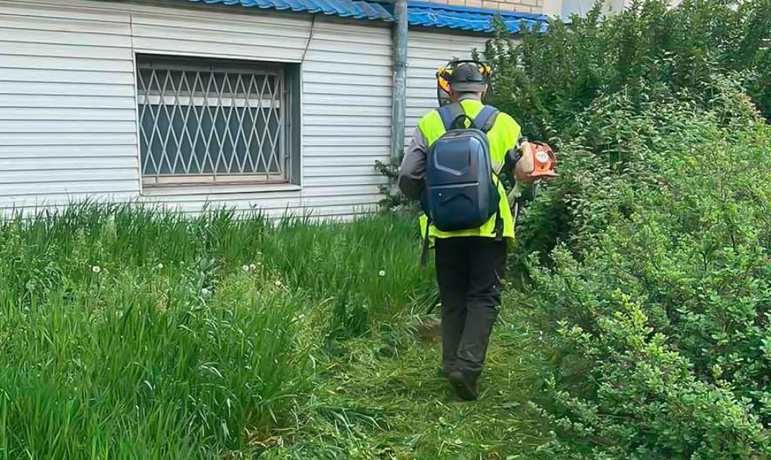 Дбаємо про місто: триває покіс трави від «Екології Д»