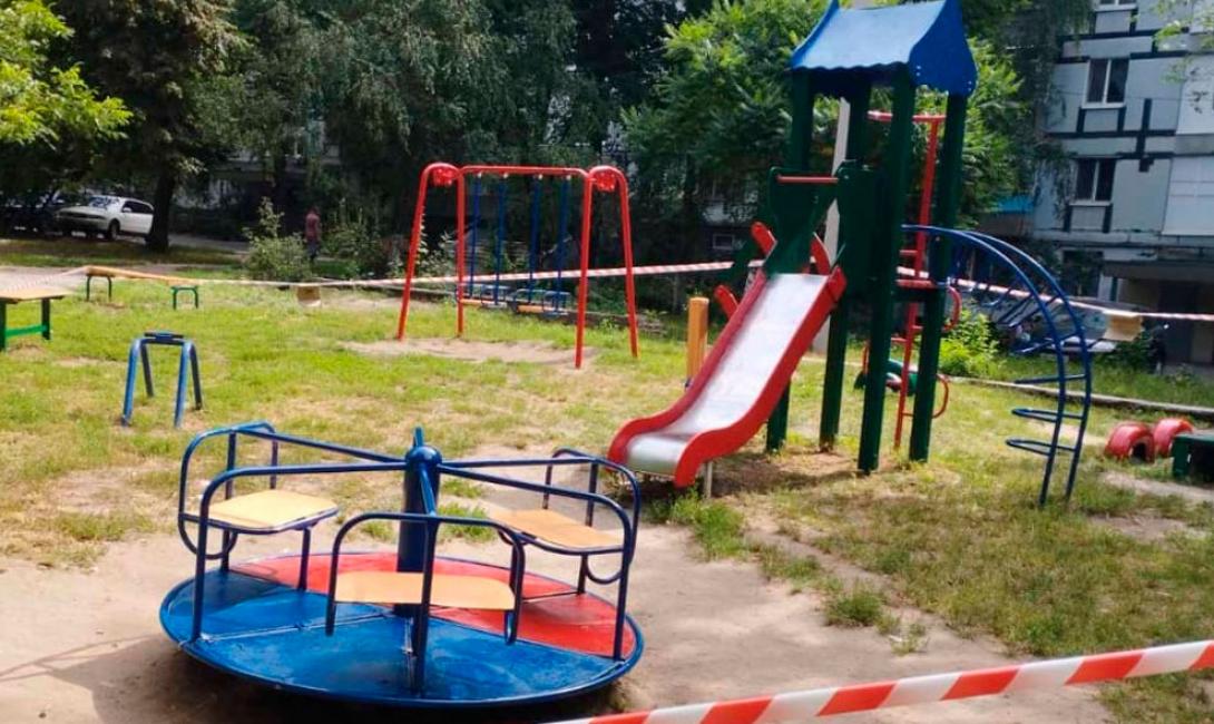 «Екологія-Д» оновила гойдалки та каруселі у дворах міста